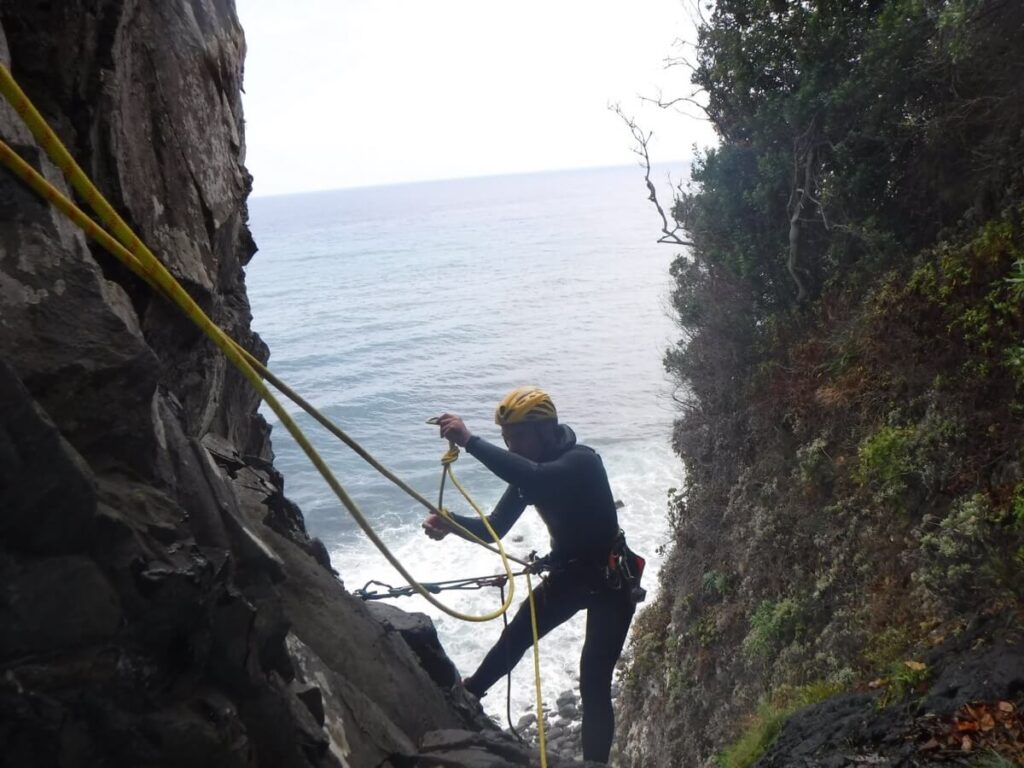 Descente sur corde en canyon