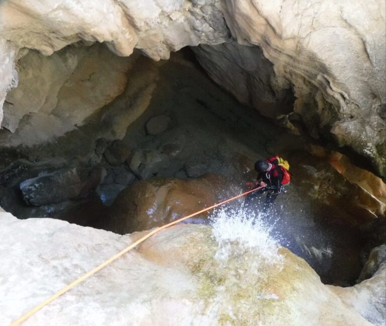 descente en rappel dans un canyon